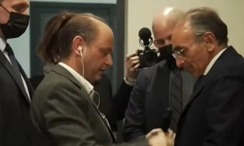 Σοκ στην Γαλλία: Ο σύμβουλος επικοινωνίας του Ζεμούρ κατηγορείται για βιασμό 18χρονου